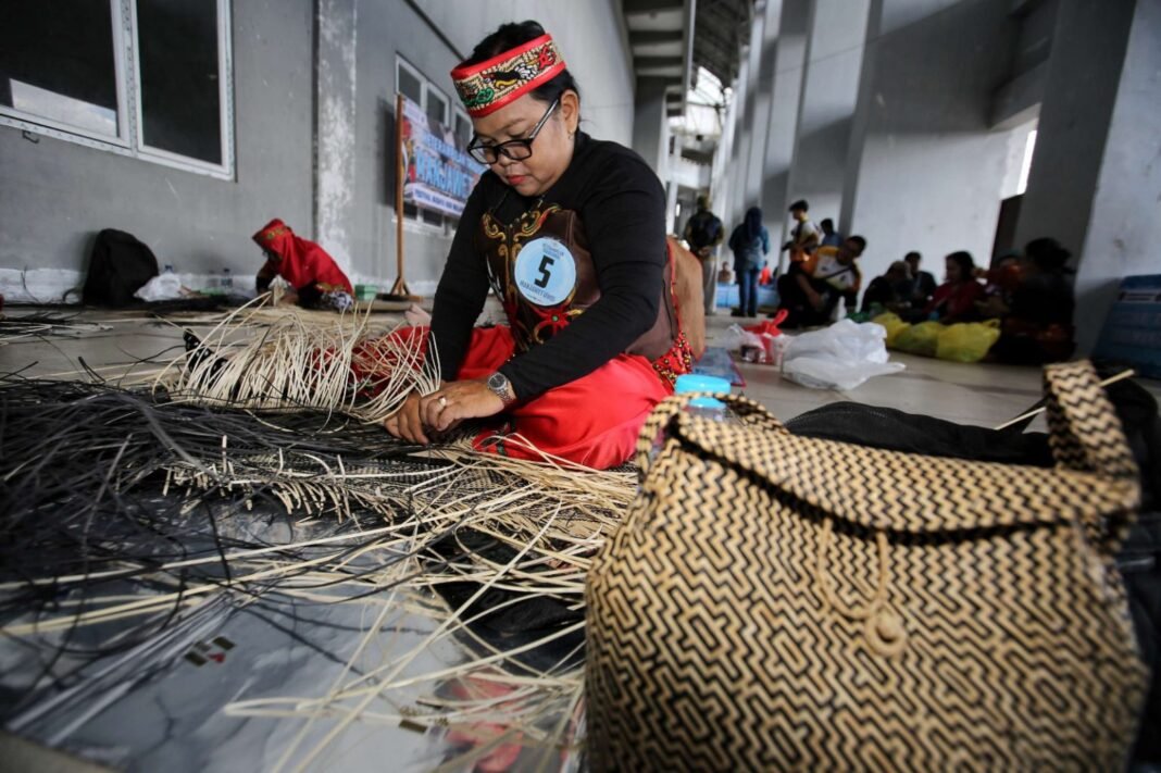 enterkal.com-Manjawet Uwei di FBIM 2026, Anyaman Rotan Dayak Dirawat Generasi Baru