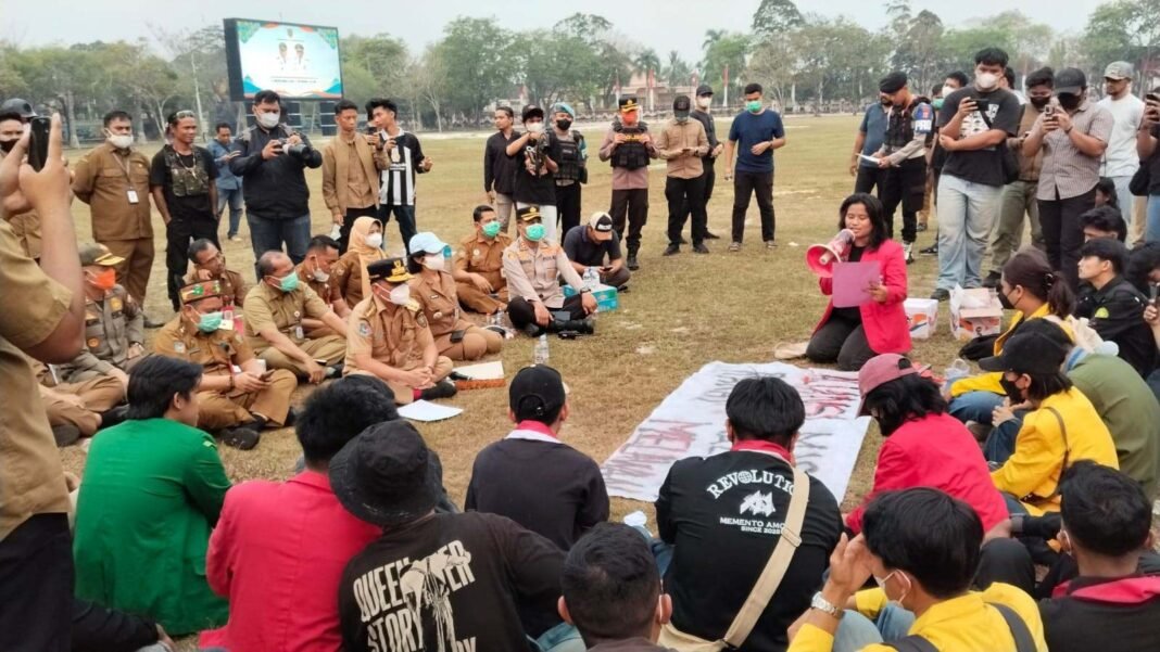 Agustiar Sabran Temui Massa Aksi, Bahas Percepatan Penanganan Karhutla-EnterKal
