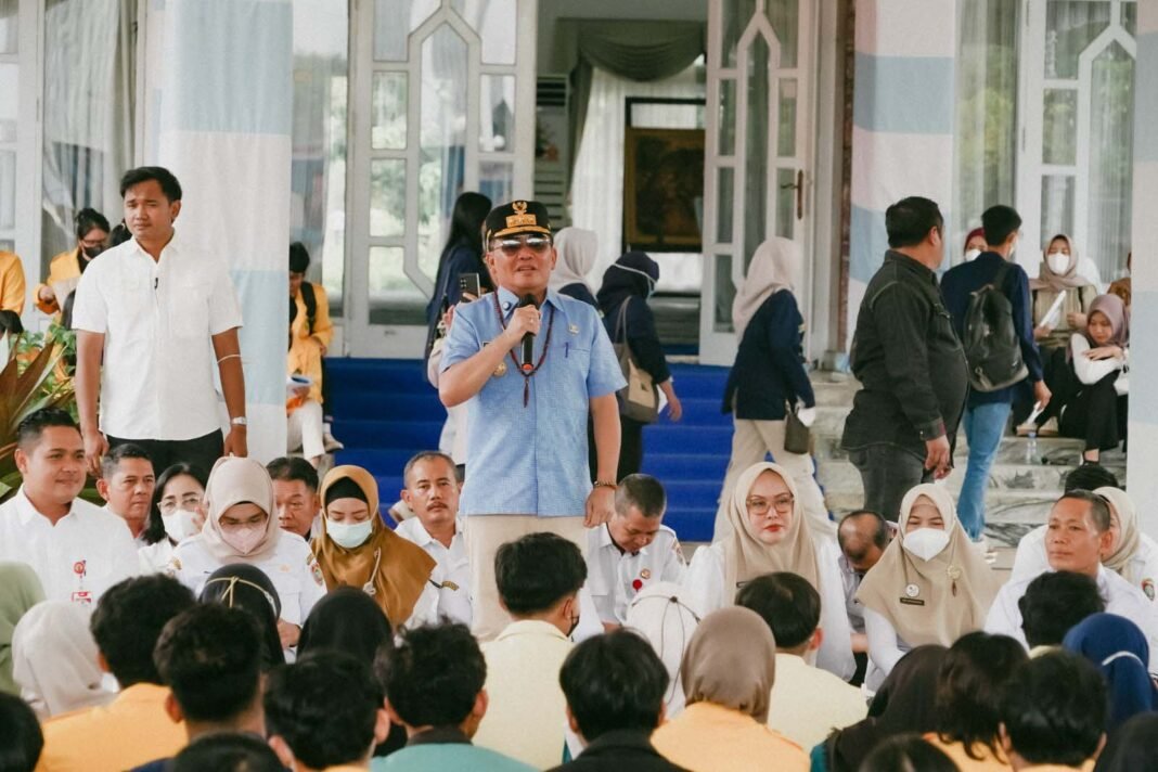 Karhutla Kalteng, Gubernur Agustiar Beri Bantuan Pangan kepada Mahasiswa