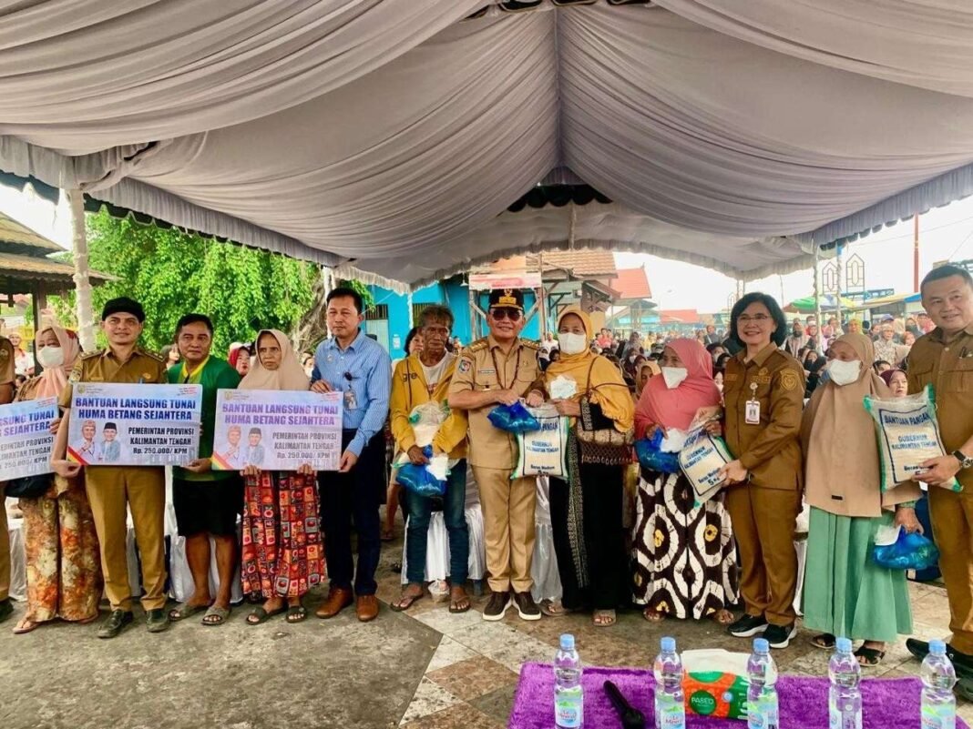 Agustiar Sabran Salurkan Bantuan Pangan dan BLT KHBS di Pahandut