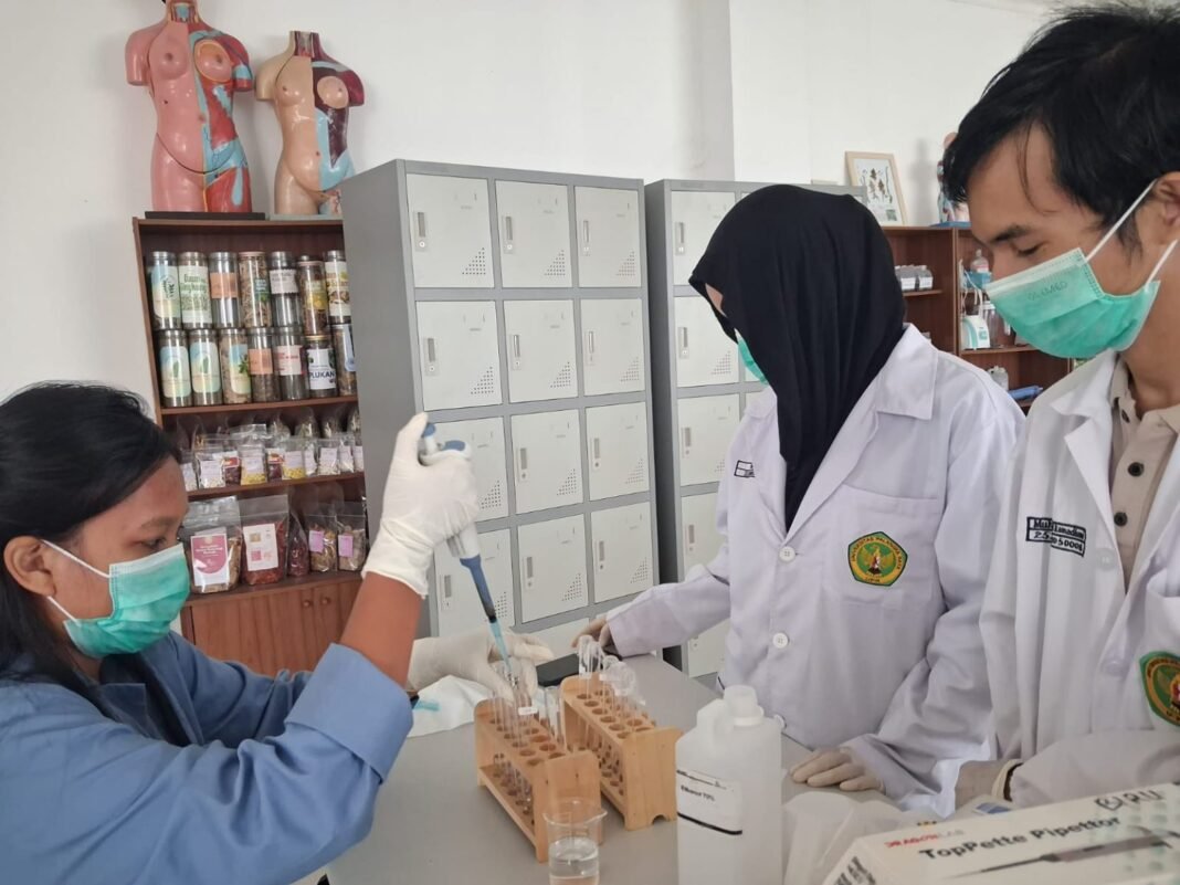 Mahasiswa UPR Ciptakan Bedak Dingin dari Kayu Tumih dan Daun Putat