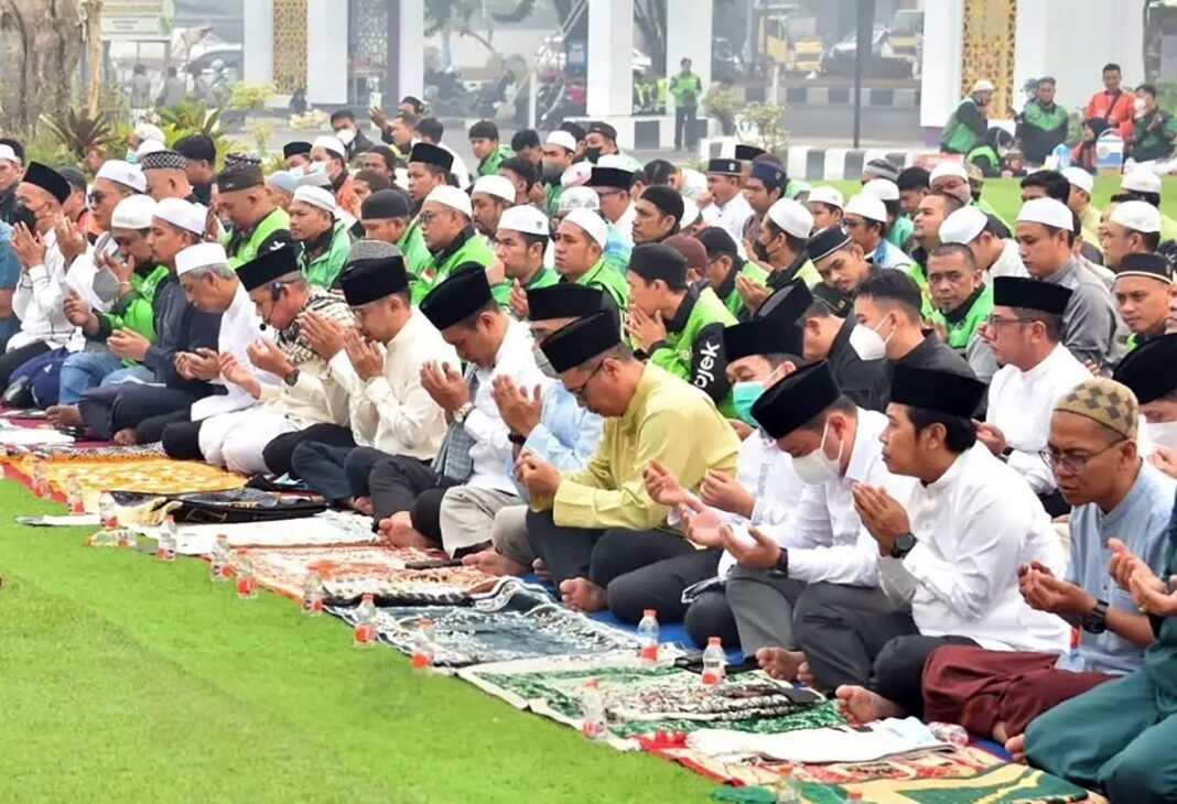 Pemko Palangka Raya dan Ratusan Ojol Gelar Salat Istisqa di Tengah Karhutla