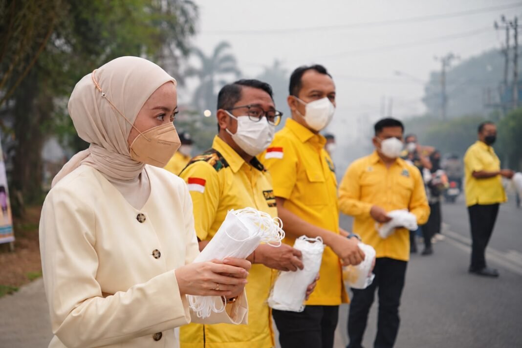 Kabut Asap Palangka Raya, Golkar Bagikan Masker dan Siapkan Cek Kesehatan Gratis