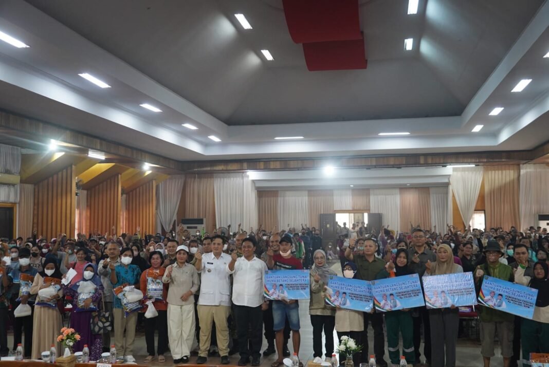 Edy Pratowo Salurkan 3.000 Paket Pangan dan BLT untuk 575 Keluarga di Lamandau