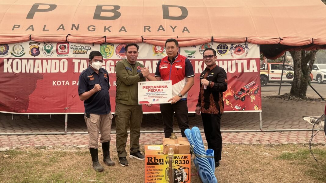 Pertamina Salurkan 5 Pompa Pemadam dan Logistik Karhutla di Palangka Raya